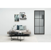 Helles Wohnzimmer mit Sofa, Couchtischen, Pflanzenbildern und einer Tür mit Glaseinsatz.