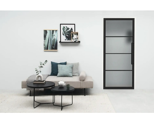 Wohnzimmer mit Couch, Couchtisch und Innentür mit Glaseinsatz