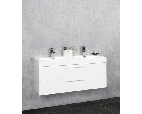 Meuble-lavabo blanc avec deux lavabos et deux tiroirs dans la salle de bain