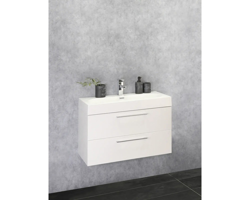 Waschtisch mit zwei Schubladen, Armatur und Badezimmeraccessoires an der Wand