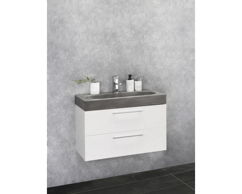 Meuble-lavabo suspendu avec deux tiroirs et robinetterie dans la salle de bains.