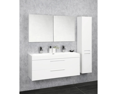 Salle de bain avec meuble-lavabo, armoire de toilette et armoire haute dans un design clair