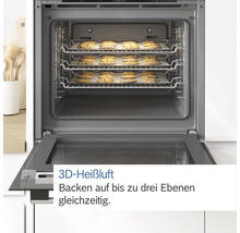Innenansicht eines Backofens mit drei Rosten voller Kekse