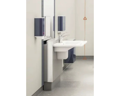 Waschbecken mit Armatur und Handtuchspender an einer Wand