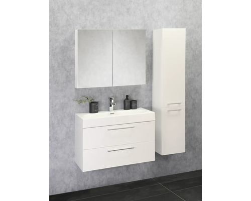 Salle de bain avec meuble sous-vasque, armoire de toilette et armoire haute
