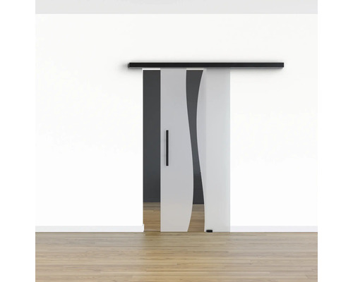 Schiebetür mit einem wellenförmigen Designelement vor einer Wand