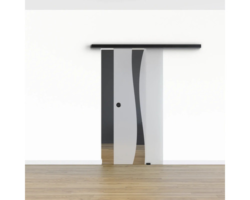 Schiebetür aus Glas mit Beschlägen vor einer weißen Wand