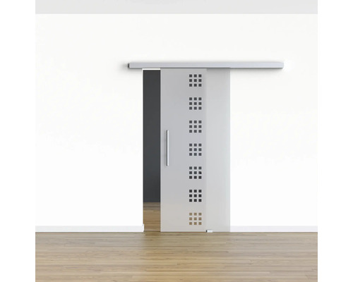 Schiebetür mit quadratischem Muster vor einer Wand