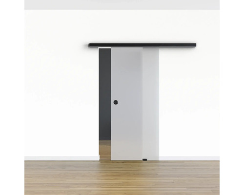 Schiebetür aus Glas mit schwarzer Schiene und Griff in einem hellen Raum