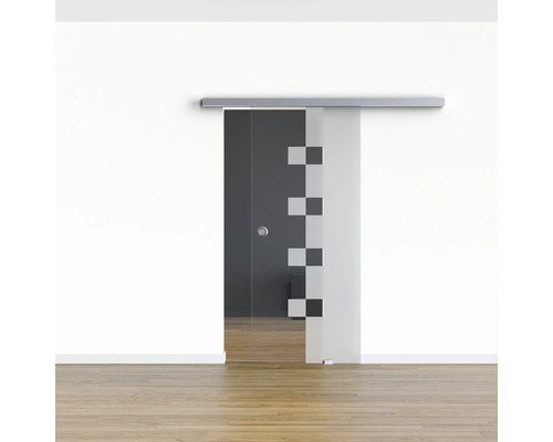 Schiebetür aus Glas mit geometrischem Muster vor einer weißen Wand