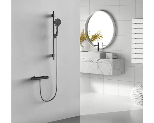 Ensemble de douche avec mitigeur thermostatique dans une salle de bains