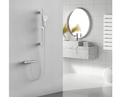 Badezimmer mit Duschgarnitur, Waschtisch und Spiegel