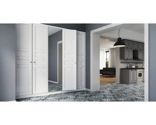 Intérieur avec armoire blanche et cuisine attenante