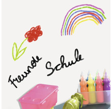 Décoration avec des pots de peinture, des jouets et des dessins sur le thème des amis et de l''école