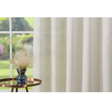 Rideau de fenêtre décoratif avec arrangement de plantes sur une petite table