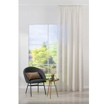 Pièce lumineuse avec fenêtre, rideau, chaise et table