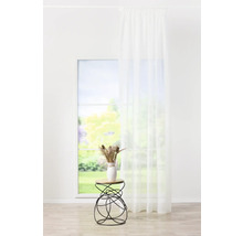 Pièce lumineuse avec fenêtre, rideau et table d''appoint avec décoration