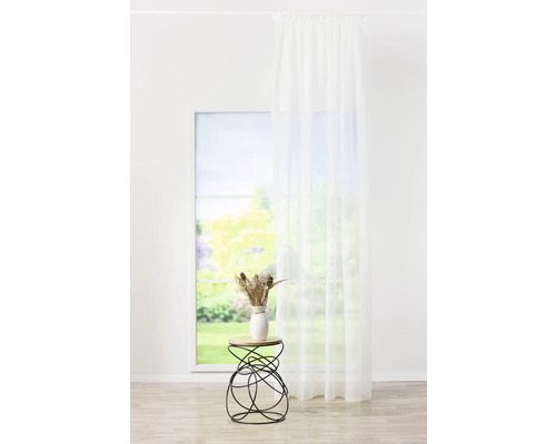 Pièce lumineuse avec fenêtre, rideau et table d''appoint avec décoration