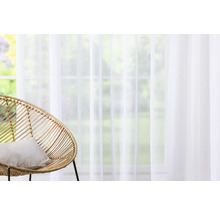 Scène avec fenêtre, rideau et fauteuil