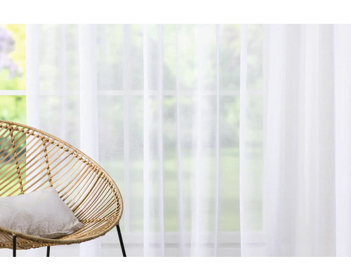 Scène avec fenêtre, rideau et fauteuil