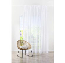 Scène avec rideau blanc, fenêtre et fauteuil en rotin