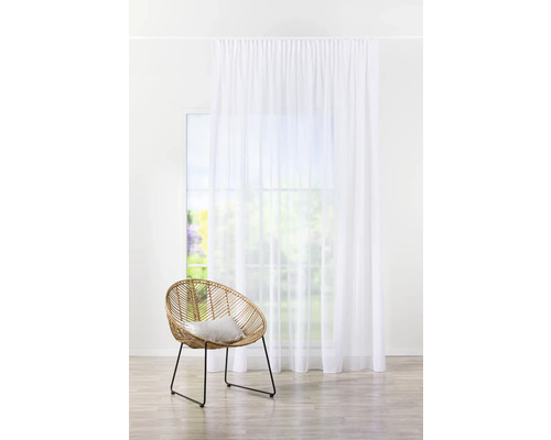 Scène avec rideau blanc, fenêtre et fauteuil en rotin