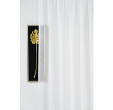 Voilage blanc transparent devant un tableau mural