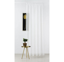 Rideau coulissant blanc devant un mur