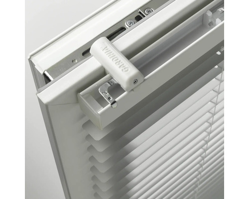 Detailaufnahme einer weißen Jalousie mit Bedienmechanismus