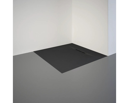 Ebenerdige Dusche mit Duschrinne in einem Badezimmer