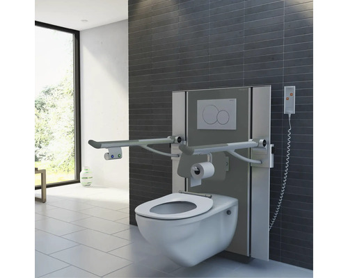 WC suspendu avec barres d''appui dans une salle de bains
