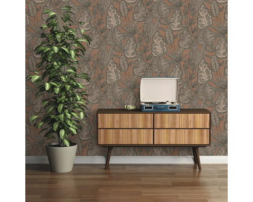 Dekorativer Wohnraum mit gemusterter Tapete, Kommode, Pflanze und Schallplattenspieler