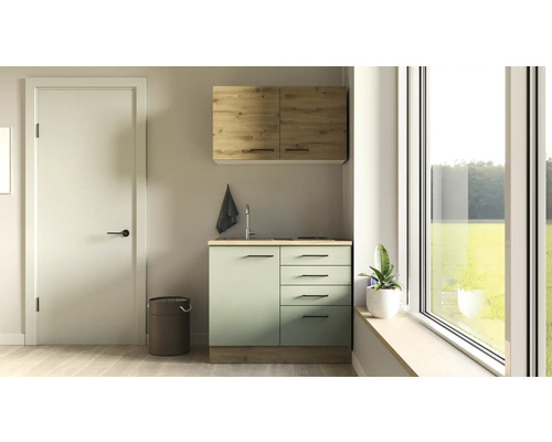 Cuisine compacte avec évier, meuble bas, meuble haut et fenêtre pour petits espaces