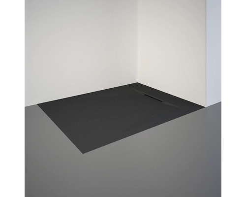 Schwarze Duschwanne aus Steinzeug in einem Badezimmer