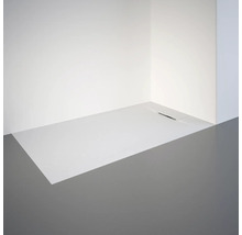 Douche à l''italienne avec caniveau d''évacuation dans la salle de bain.