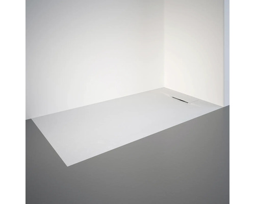 Douche à l''italienne avec caniveau d''écoulement dans un coin