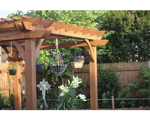 Pergola en bois avec paniers de fleurs suspendus dans le jardin