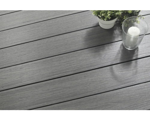 Lames de terrasse grises avec plante en pot et bougie