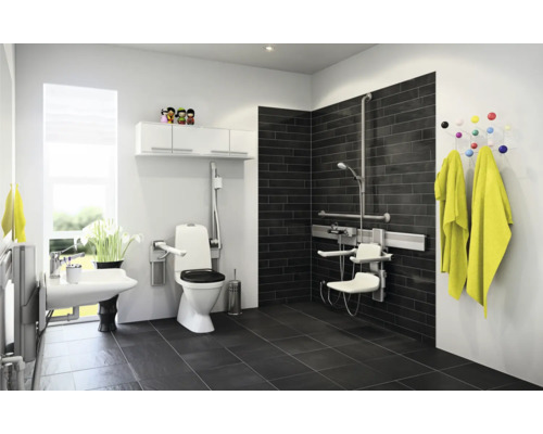 Barrierefreies Badezimmer mit Toilette, Waschbecken und Duschsitz