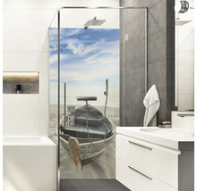 Salle de bain avec paroi de douche et motif de bateau