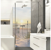Modernes Badezimmer mit Duschabtrennung mit Strandmotiv, Waschbecken und grauen Fliesen