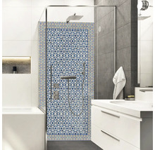 Helles Badezimmer mit Dusche, Waschbecken und blauen Mosaikfliesen.