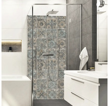 Modernes Badezimmer mit Dusche, Waschbecken und Fliesenwand