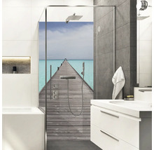 Modernes Badezimmer mit Dusche, Waschbecken und Fliesen