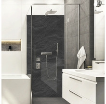 Badezimmer mit Duschkabine, Waschtisch und Fliesen