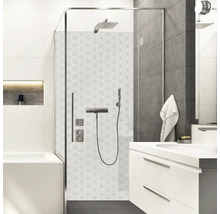 Badezimmer mit Dusche, Armaturen und Waschbecken