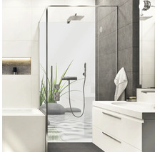 Modernes Badezimmer mit Dusche, Waschbeckenunterschrank und stilvoller Dekoration