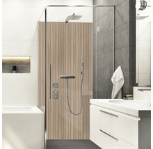 Modernes Badezimmer mit Duschabtrennung, Waschtisch und Badewanne.