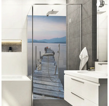 Modernes Badezimmer mit Dusche, Waschbecken und Seebrückenmotiv auf der Duschwand