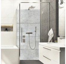 Modernes Badezimmer mit Dusche, Armaturen und Waschbeckenunterschrank.